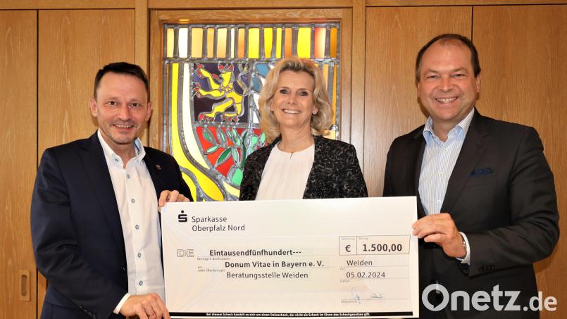 Andrea Lang nimmt im Beisein von Oberbürgermeister Jens Meyer (links) gerne den Spendenscheck über 1500 Euro von Hans-Jörg Schön, Vorstandsvorsitzender Sparkasse Oberpfalz Nord, entgegen. Bild: Pressestelle Stad Weiden/Christina Geiger/exb