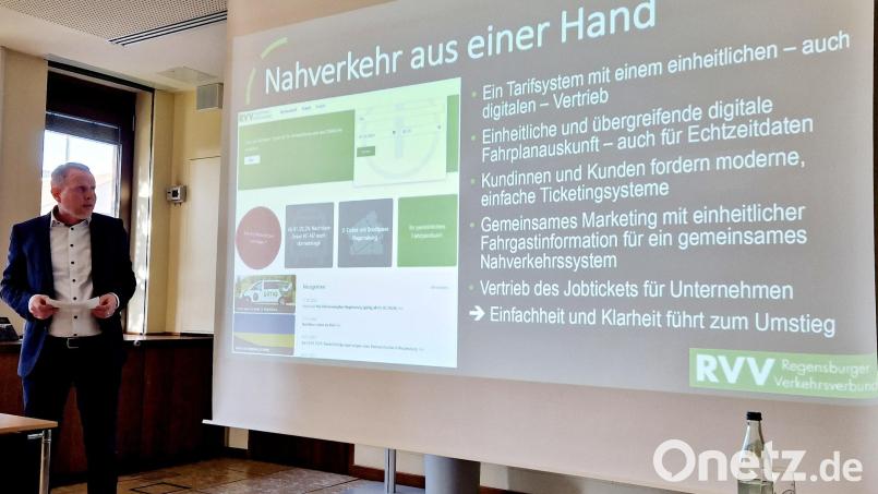 Vor Kreisräten stellte RVV-Geschäftsführer Kai Müller-Eberstein die Vorteile eines &quot;Nahverkehrs aus einer Hand&quot; dar und meinte damit den Einstieg des Landkreises in den Regensburger Verkehrsverbund. Bild: Thomas Dobler