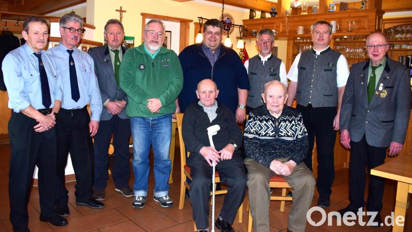 Glückwünsche zum 90. Geburtstag: (sitzend, von links) Jubilar Josef Sellner und sein Bruder Franz mit (stehend, von links) Peter Falk und Andreas Geitner (Feuerwehr Illschwang), Albert König (Schützenverein) Wolfgang Stowasser (Gartenbauverein), Bürgermeister Dieter Dehling, Josef Geitner und Clemens Lindner (Männergesangverein) und Werner Gleißner (Schützenverein). Bild: no