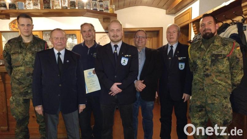 In der Jahreshauptversammlung werden langjährige Mitglieder ausgezeichnet. Im Bild von links Hauptmann Stefan Bruns, Rudolf Lohwasser, Herbert Bauer, Ortsvorsitzender Christian Schießl, Zweiter Bürgermeister Egbert Völkl, Kreisvorsitzender Josef Hauer und Oberstabsfeldwebel Lars Piller (von links). Bild: Christian Schießl/exb
