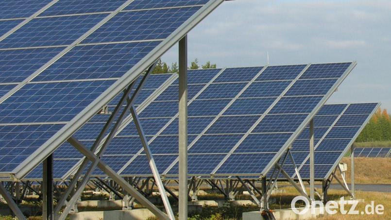 An der Straße zwischen Kondrau und Altenhammer entsteht die erste Freiflächen-Photovoltaikanlage auf Waldsassener Gemeindegebiet. Der Stadtrat hat das Vorhaben grundsätzlich gebilligt; nun folgt die konkrete Planung. Symbolbild: bö