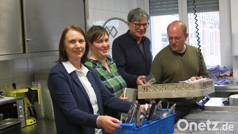 Die Mensaküche ist nur einer von vielen Arbeitsbereichen der Schulhausmeister. Im Bild von links Andrea Kohl, Kathrin Mayer, Charly Kohl und Benjamin Mayer. Bild: wro