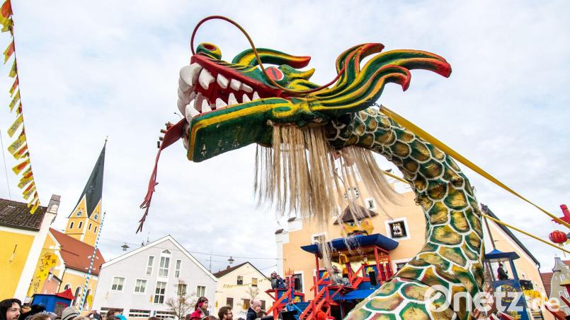 Ein chinesischer Drache nimmt am Umzug zum traditionellen Chinesenfasching teil. Bild: Armin Weigel/dpa