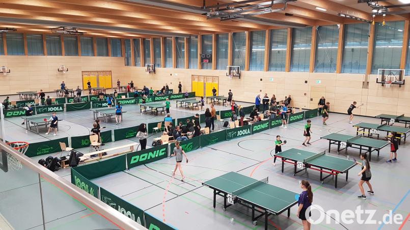 Reger Spielbetrieb herrschte in der neuen Dreifachturnhalle der Realschule in Amberg beim ersten dort vom TV Amberg ausgetragenen Tischtennisturnier. Spieler und Betreuer zeigten sich sehr angetan von dem tollen Ambiente. Bild: blg