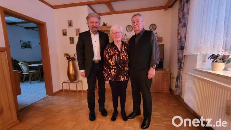 Auf 65 gemeinsame Ehejahre können Annemarie und Michael Röser zurückblicken. Bürgermeister Lothar Müller (links) gratulierte dem Jubelpaar. Bild: Marktgemeinde Plößberg/exb