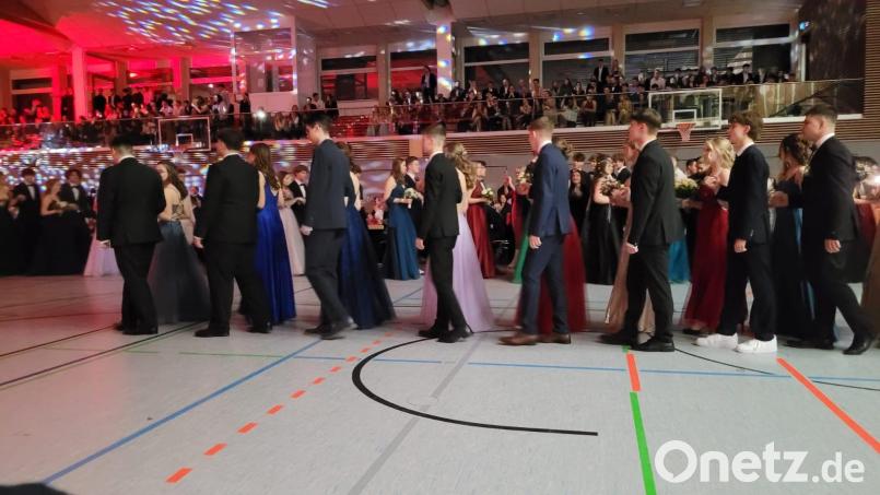 Zur Eröffnungspolonaise. zogen die jungen Tanzpaare in die Mehrzweckhalle ein. Bild: Holger König/Realschule Kemnath/exb