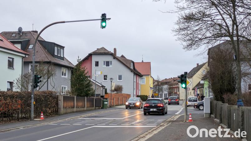 Die Fußgängerampel in der Waldsassener Straße ist wieder in Betrieb. Seit Dienstag sind auch die gelben Streifen von der Fahrbahn entfernt. Bild: pz