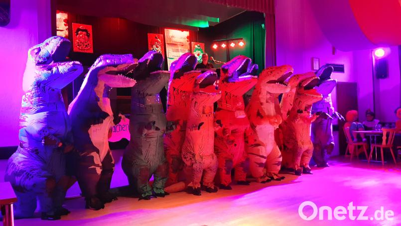 Einen Auftritt beim Frauenfasching in Mähring hatte auch eine Gruppe Dinosaurier. Bild: Katholischer Frauenbund Mähring/exb