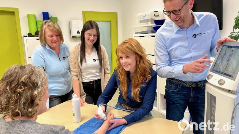 Thomas Rupprecht (rechts) und seine Frau Maria (stehend links) mit den beiden Ergotherapeutinnen Jessica Duscher (Zweite von links) und Christina Haas (Zweite von rechts) bei einer Handtherapie. Die Therapeutinnen bauen individuelle Schienen zur Versorgung von Sehnenverletzungen oder nach chirurgischen Eingriffen etwa nach Dupuytren-Operationen. Bild: Gabi Schönberger
