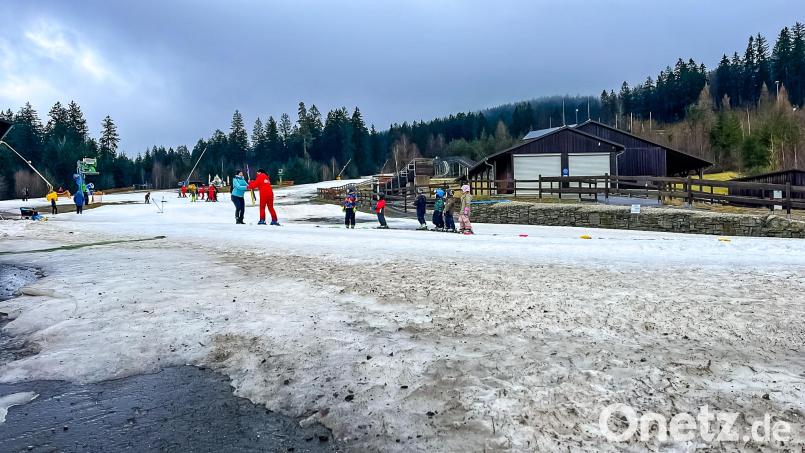 Tauwetter hat die Skipiste am Ochsenkopf in eine vereiste Fläche mit Wasserstellen verwandelt. Bild: Sophia Goldner/fph