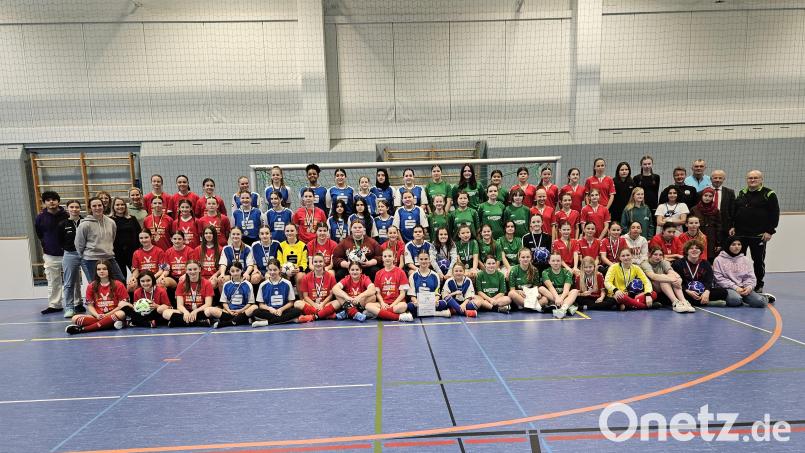 Die Teams der Hallenfußball-Landkreismeisterschaft der Mädchen der fünften bis neunten Klassen. Bild: khg