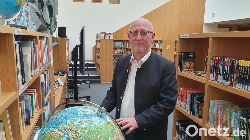 Schulleiter Anton Hochberger geht in den Ruhestand. Hier steht er in der Bibliothek im Gymnasium Neustadt/WN. Sie gehört zu seinen Lieblingsplätzen. Bild: Lowak