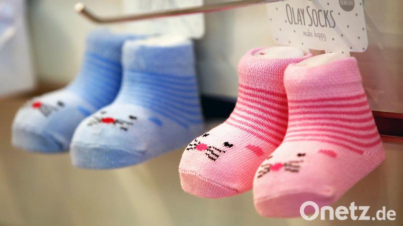 Bei Paaren mit Kinderwunsch lässt der Anblick von Babyausstattung die Herzen höher schlagen. Bleibt der Kinderwunsch unerfüllt, können solche Anblicke aber aufwühlen. Bild: Oliver Berg / dpa