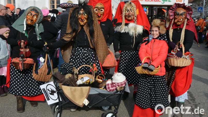 Handgefertigte Masken und Skulpturen zeigt der Großenseeser Konrad Grillmeier vom 15. März bis zum 16. Juni im Museum Mitterteich. Die Faschingsmasken sind auch ein Blickfang beim Mitterteicher Gaudiwurm, so wie hier im vergangenen Jahr. Archivbild: jr