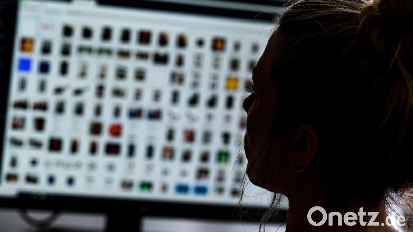 Ein 50-jähriger Mann aus Weiden musste sich vor dem Schöffengericht verantworten. In seinem Besitz waren etliche Bilder und Videos gefunden worden, die sexualisierte Gewalt an Kindern zeigen. Symbolbild: Arne Dedert/dpa/Archivbild