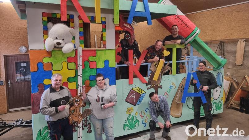 Weit fortgeschritten sind die Vorbereitungen Wagenbau auf den Münchenreuther Faschingszug am Faschingsdienstag, 13. Februar. Hier ein Team des Schlüsselclubs mit dem diesjährigen &quot;Kinderwagen&quot;. Bild: Alexander Hübner/exb
