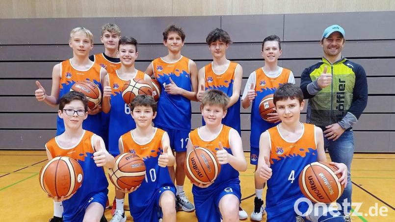 Das Basketball-Team aus Nabburg: (hinten von links) Luis Bodensteiner, Paul Meller, Jonas Schwarz, Jonathan Bock, Fabian Zeitler, Sebastian Stümpfl und Betreuer Wolfgang Malzer; (vorne von links) Matthias Plößl, Julius Brunner, Johannes Ott und Vincent Riedl. Bild: Barbara Meier/exb