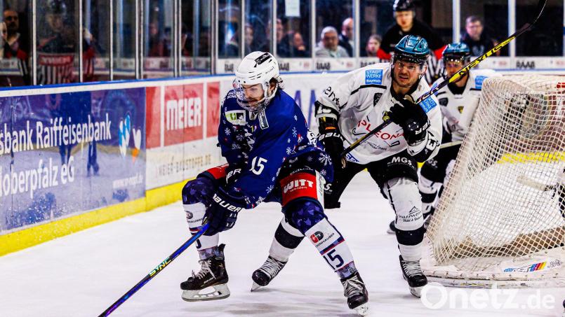 Steffen Tölzer (rechts, Szene aus der Partie in Weiden) hat den insolventen Eishockey-Oberligisten Bayreuth Tigers schon in Richtung Rosenheim verlassen. Nun bietet sich den Oberfranken ein Investor als Retter an. Archivbild: Werner Moller