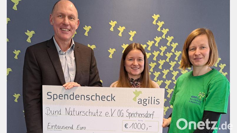 Dr. Axel Hennighausen übergab den Scheck an Romy Christl (Gemeinde Speichersdorf) und BUND-Kindergruppenleiterin Verena Porsch (von links). Bild: Agilis/exb