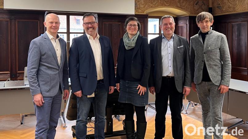 Die Vorsitzenden im Netzwerk Schule-Wirtschaft, (von links) Christoph Kasseckert und Markus Dörig, mit Geschäftsführerin Lisa Distler sowie den Bürgermeistern Joachim Neuß (Auerbach) und Wolfgang Nierhoff (Pegnitz). Bild: Elisabeth Voit, Stadt Auerbach/exb