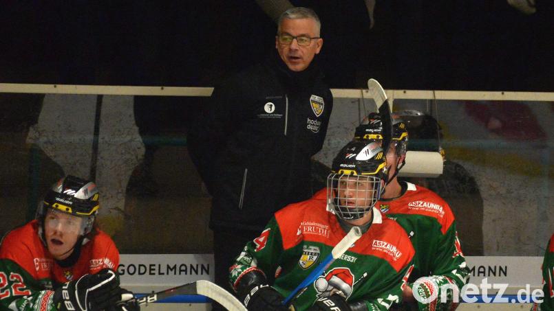 Trainer Dirk Salinger (hinten) ist vor den Pre-Play-off-Spielen zuversichtlich, dass seine Akteure (vorne Hunter Fortin, links, und Philipp Siller) gegen Buchloe den Einzug in die Play-offs schaffen. Archivbild: Andreas Brückmann