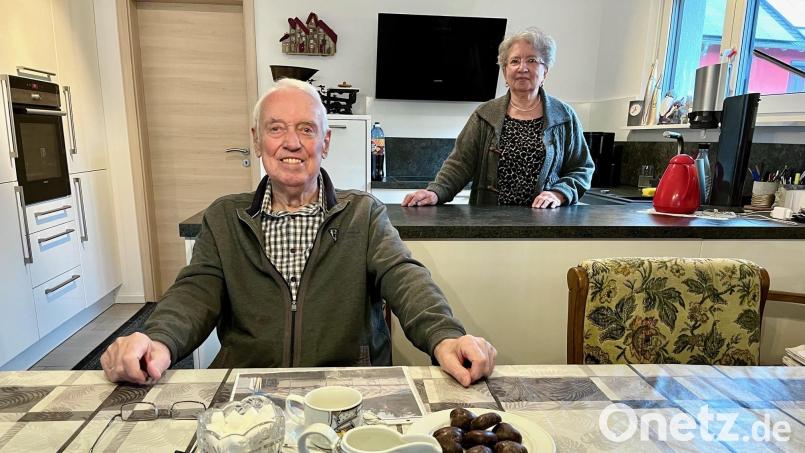 Franziska und Helmut Ruhland können ihr neues seniorengerechtes Heim genießen und in Ruhe einen Kaffee trinken. Bild: Gabi Schönberger