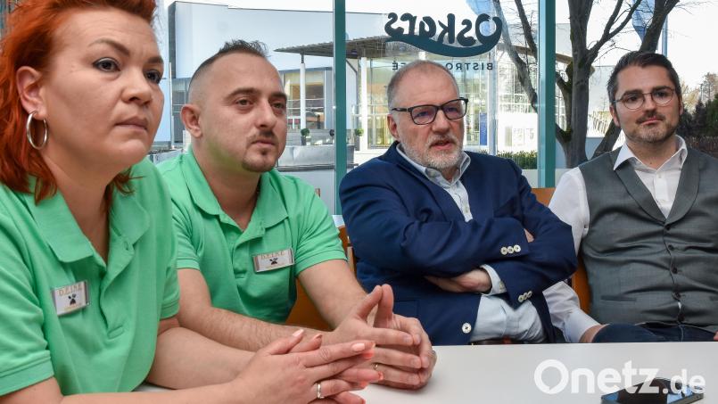 Die Lücke war nur kurz, jetzt hat die Gastronomie im Amberger Kurfürstenbad neue Pächter. Im Bild von links: Nailâ und Ilmi Hasanov, Stadtwerke-Geschäftsführer Frank Backowies und Bäderleiter Michael Gaisa. Bild: Stephan Huber