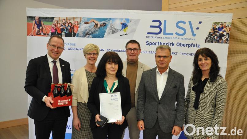 Angela Zimmerer (Dritte von links) aus dem Sportkreis Weiden/Neustadt (SpVgg Pirk) wurde vom BLSV für ihr ehrenamtliches Engagement ausgezeichnet. Sie ist seit 1977 bei der SpVgg. Bild: Andreas Allacher/BLSV Oberpfalz/exb