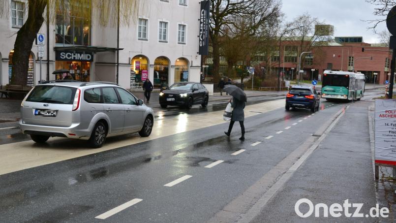 Die Verkehrssituation auf der Dr.-Pfleger-Straße und der Sedanstraße sorgt bei Anliegern, Kunden oder Patienten von Arztpraxen seit einigen Jahren für Unmut. Auf dem Mittelstreifen, der unter anderem Querungshilfe für Fußgänger sein soll, halten oder parken häufig Autos, obwohl das nicht erlaubt ist. Bild: tss