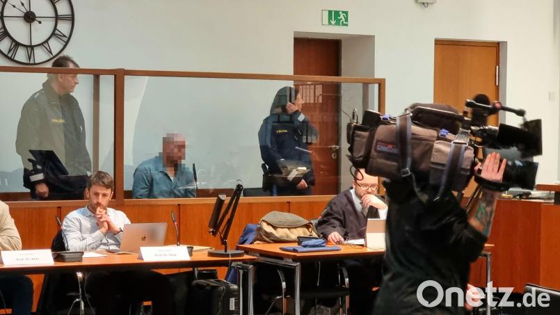 Der Angeklagte sitzt, wie die Verhandlungstage zuvor, mit gesenktem Kopf auf der Anklagebank hinter einer dicken Glasscheibe. Bild: scm