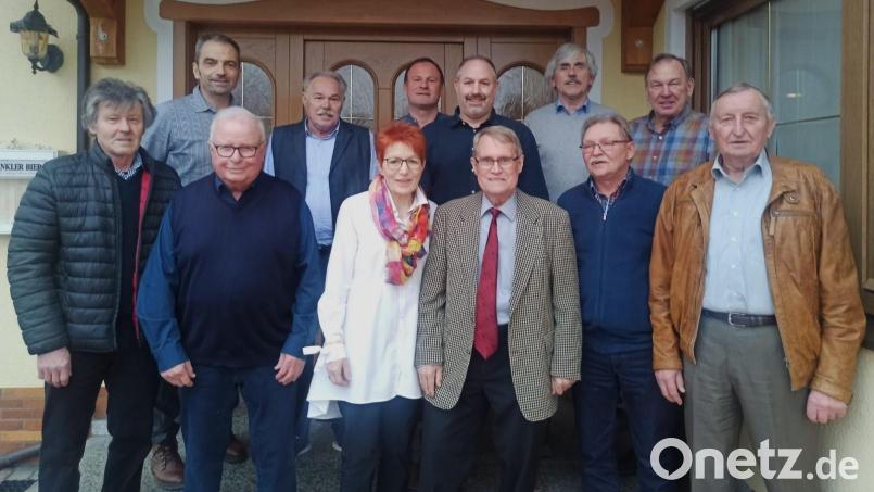 Viele Gratulanten überbringen Ottmar Brunner die besten Wünsche zum 70. Geburtstag. Bild: Markus Bäuml/exb