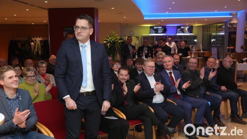 Zu ihrem Neujahrsempfang hatte die CSU Amberg mit Christian Doleschal (stehend) einen Europaabgeordneten eingeladen. Bild: Wolfgang Steinbacher