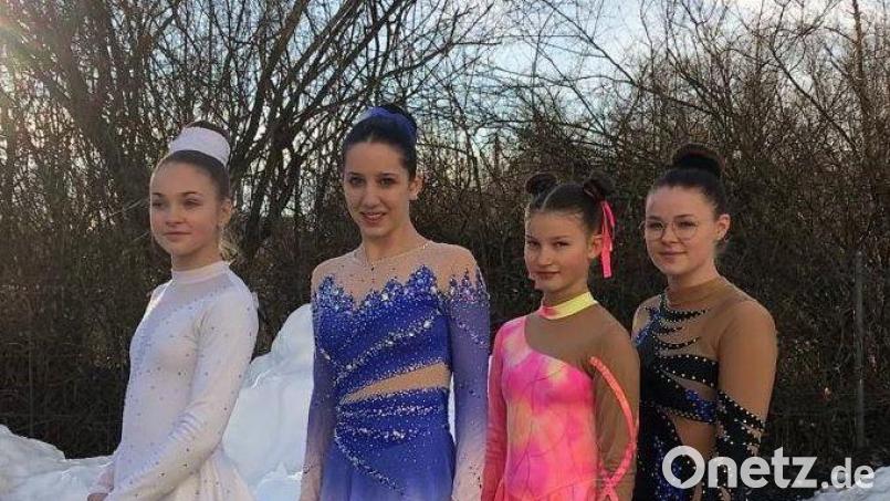 Die erfolgreichen Weidener Eiskunstläuferinnen: (von links) Noemi Kuiper, Alina Windhager, Lena Kraus und 
Maylin Kuiper. Bild: EV Weiden