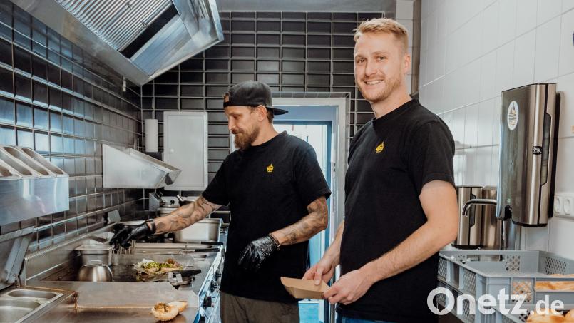 Patrick Sterl (rechts) hat im Frühjahr einen Burger-Laden in Mitterteich eröffnet. Zusammen mit Koch Kai Schöttler entwickelte er über mehrere Monate hinweg die Rezepturen für die Speisen. Bild: sfo