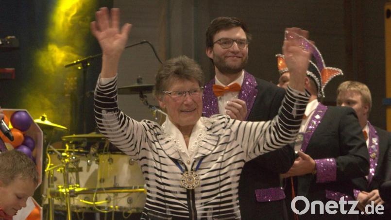 Uta Setzer, hier bei der Ordensverleihung anlässlich des Jubiläumsballs im Januar, gehört von Anfang an zu den Säulen der Stullner Faschingsgesellschaft. Mit 85 ist sie &quot;Prinz Karneval&quot; noch immer treu und hat die Chronik im Blick. Bild: Thomas Zocher/exb