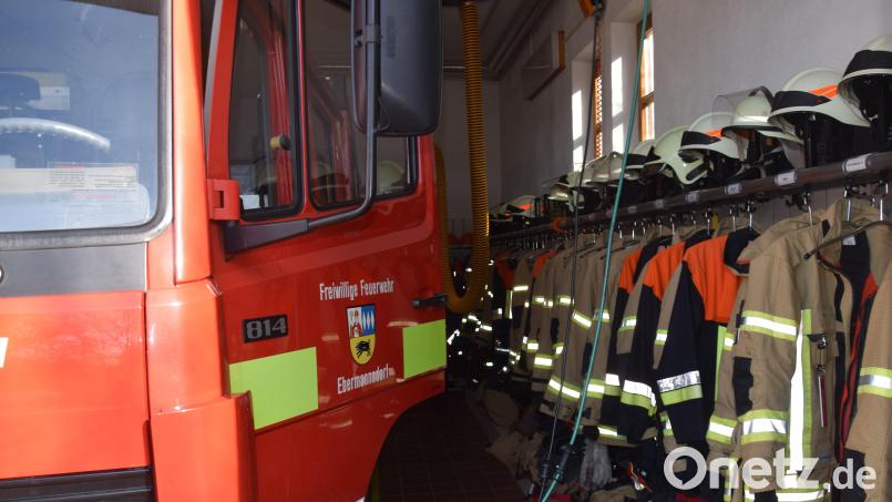 Es besteht dringender Handlungsbedarf: Die beengten Platzverhältnisse im Feuerwehrhaus in Ebermannsdorf gefährden die Einsatzkräfte beim Ausrücken. Dies stellt Kreisbrandinspektor Christof Strobl fest, als er dem Gemeinderat die Sicherheitsstudie präsentiert. Bild: bö