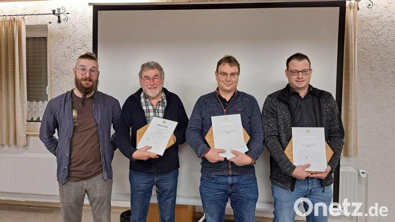 Vorsitzender Florian Winkler ehrte Otto Meier, Achim Herbolzheimer und Andreas Lieret (von links) für 25 Jahre Mitgliedschaft im Bienenzuchtverein. Bild: Gerda Eiber/exb