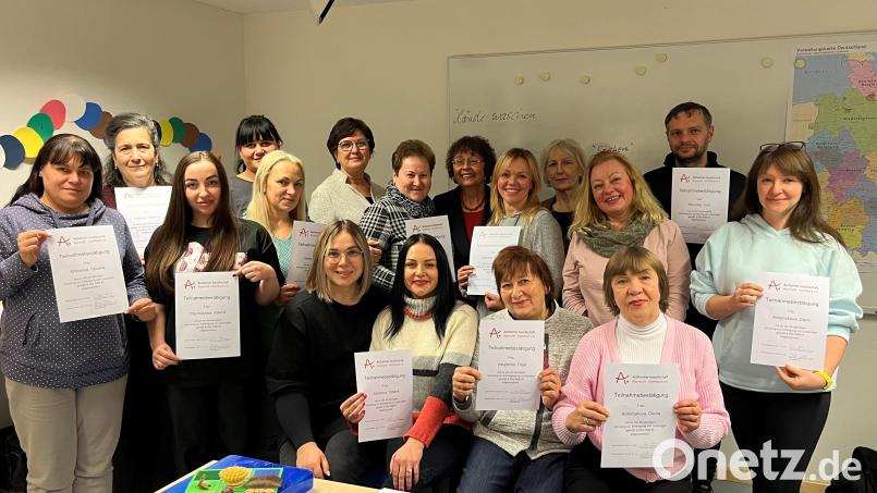 19 Frauen und ein Mann aus der Ukraine haben sich in Speichersdorf zu Alltagsbegleitern ausbilden lassen. Zum Teil haben sie bereits einen festen Arbeitsplatz gefunden. Bild: ak