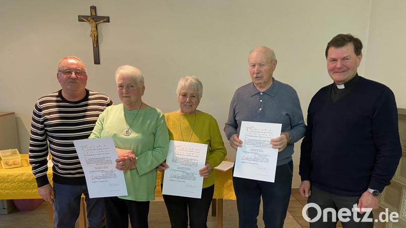Ehrung bei der katholischen Pfarrei: (von links) Kirchenchor-Chorleiter Richard Pesold, Hildegard Arnold, Marianne Koch, Paul Pesold und Pfarrer Hans Zeltsperger. Bild: gut