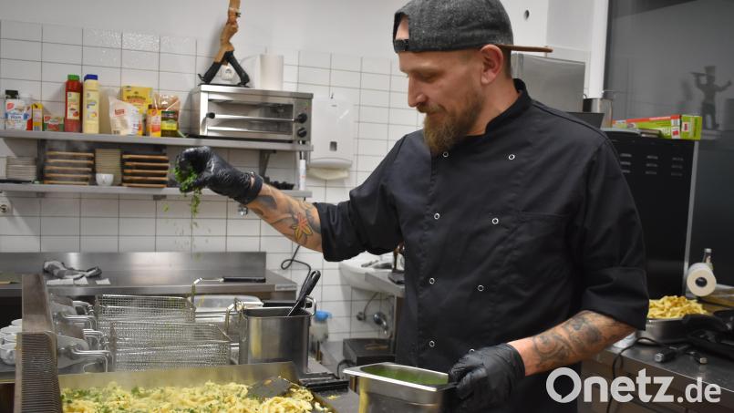 Chefkoch Kai Schöttler identifiziert sich mit der bayerischen Küche. Ab Donnerstag, 8. Februar, serviert er den Gästen im neuen Restaurant &quot;Zum Hirsch&quot; im Wiesauer Sportzentrum gutbürgerliches Essen mit regionalem Charakter. Bild: lue