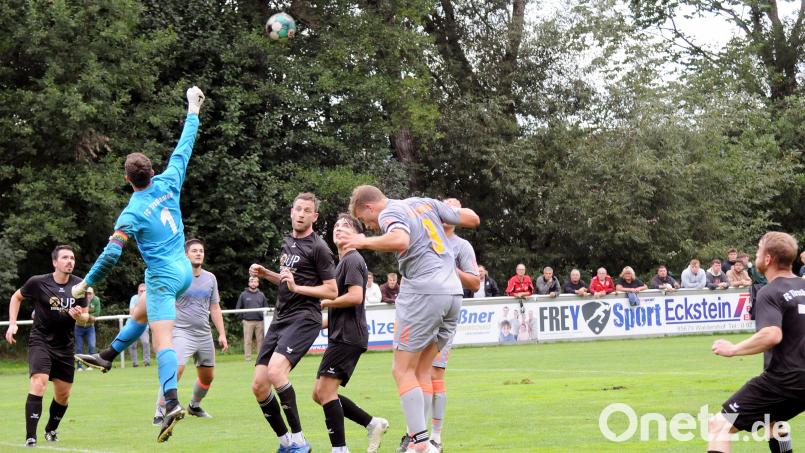 Am ersten regulären Spieltag nach der Winterpause treffen in der Kreisliga Süd der Tabellenzweite FC Tirschenreuth und der Dritte TSV Waldershof aufeinander. Das Hinspiel (Szene) gewannen die Waldershofer (graue Trikots) mit 4:3. Archivbild: hho