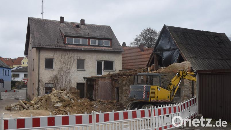 Das leerstehende Anwesen Ecke Flossenbürger Straße/Am Schlossgarten wurde von der Marktgemeinde erworben. Der Abbruch des Nebengebäudes läuft zurzeit. Ziel der Gemeinde ist es, hier eine Verbreiterung der Straße und zusätzliche Parkmöglichkeiten zu schaffen. Ein Bürger plädierte stattdessen für Wohnraum. Bild: fz