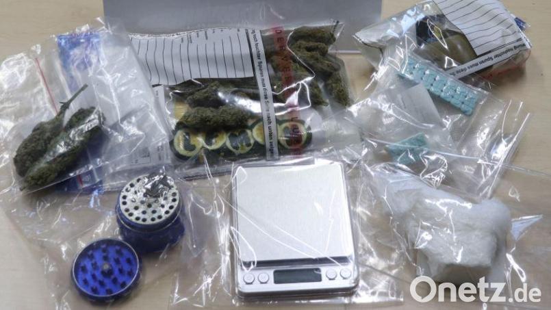 Diese Drogen hat die Polizei bei der Durchsuchung der Wohnung des 23-jährigen mutmaßlichen Drogendealers in Amberg gefunden. Bild: Kriminalpolizei Amberg/exb