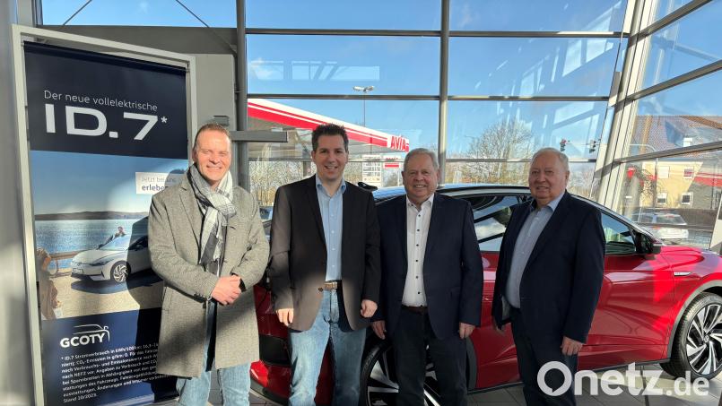 Geschäftsübergabe in Marktredwitz: Im Bild von links Filialleiter Matthias Ziegler, Unternehmer Michael Brucker mit Rainer und Heinz Ziegler. Bild: fph