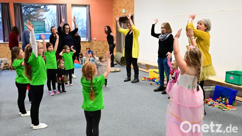 Die AWO-Krabbelgruppe feiert einen Kleinkinderfasching in Oberviechtach. Bild: Michael Welnhofer/exb
