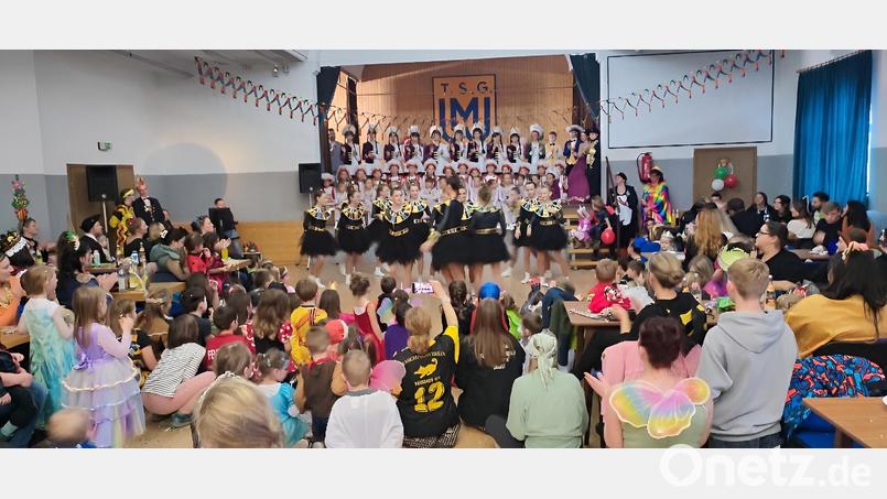 Der Auftritt der Kinder- und Jugendgarden aus Neustadt begeistert die kleinen Maschkerer in der TSG-Turnhallle. Bild: bk