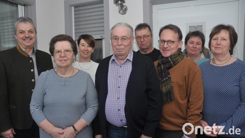Elfriede (Zweite von links) und Josef Bäumler (Vierter von links) fühlen sich im Kreise ihrer Kinder und Schwiegertochter Carmen (Dritte von links) so richtig wohl. Ohne sie wäre das Erinnerungsfoto am Jubiläum der Diamantenen Hochzeit undenkbar. Bürgermeister Andreas Wutzlhofer (links) und Dekan Alexander Hösl (Dritter von rechts) reihen sich ebenfalls in die Gratulantenschar ein. Bild: dob