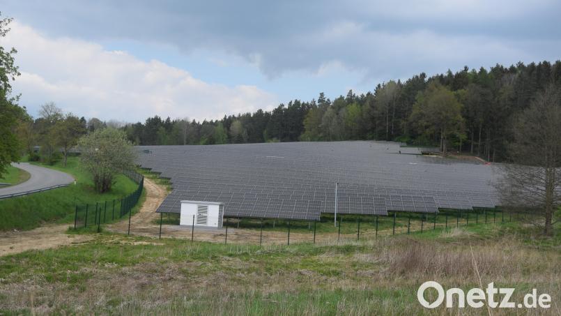 Solarmodule mit insgesamt neun Hektar sollen nach Fertigstellung in Eslarn einmal bis zu 2,3 Gigawatt Sonnenstrom liefern. Symbolbild: fz