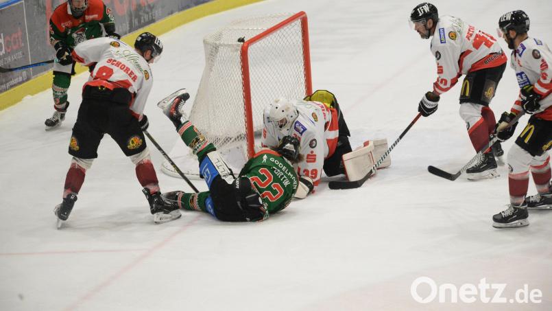 In der Vorrunde besiegte der ERSC Amberg den ESV Buchloe im heimischen Stadion mit 3:2. In dieser Szene versucht Hunter Fortin (Mitte) mit einer akrobatischen Einlage gegen die Buchloer Abwehr zum Abschluss zu kommen. Archivbild: brü