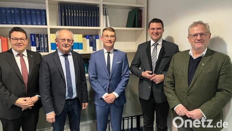 Notar Alexander König (Mitte) wird von den Bürgermeistern Thomas Falter und Harald Bemmerl sowie Landrat Thomas Ebeling und Oberbürgermeister Andreas Feller (von links) in Schwandorf willkommen geheißen. Bild: Armin Rank/exb